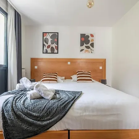 Lejlighed Khara, Paris 20mn, King Size Bed, Terrace, Free Parking *